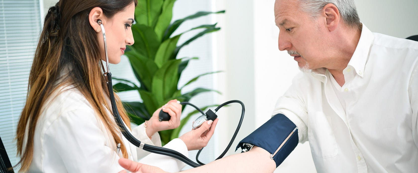 Persona revisando cifras de presión arterial en un cuaderno de seguimiento